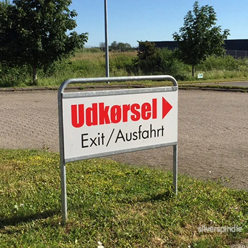 Mäklarskylt med jordspjut - Bild 2