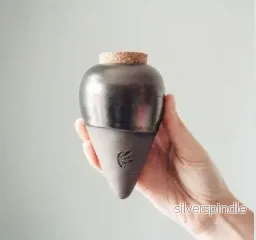 Tihkuruukku, kiiltävä ja poltettu savi, n.3 dl