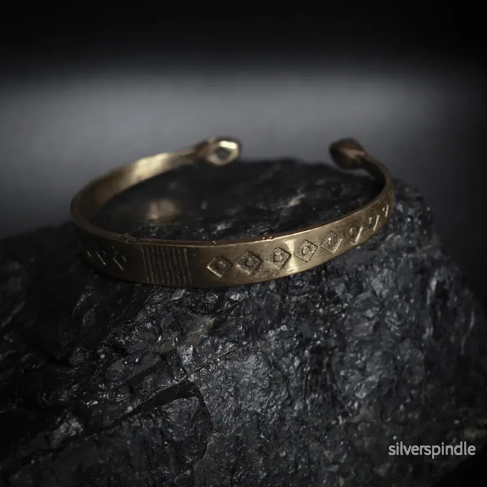 Dekorerat platt armband