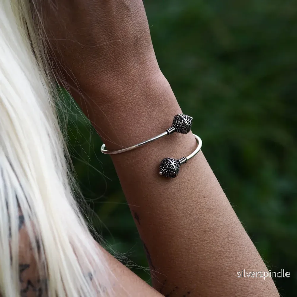 Armband med två pärlor Armband med två pärlor