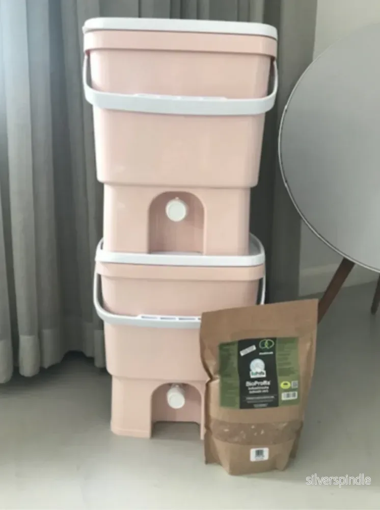 BioProffa Bokashi Keittiökompostori, vaaleanpunainen, tuplapakkaus (2kpl), sisältää Bokashirouheen BioProffa Bokashi Keittiökompostori, vaaleanpunainen, tuplapakkaus (2kpl), sisältää Bokashirouheen