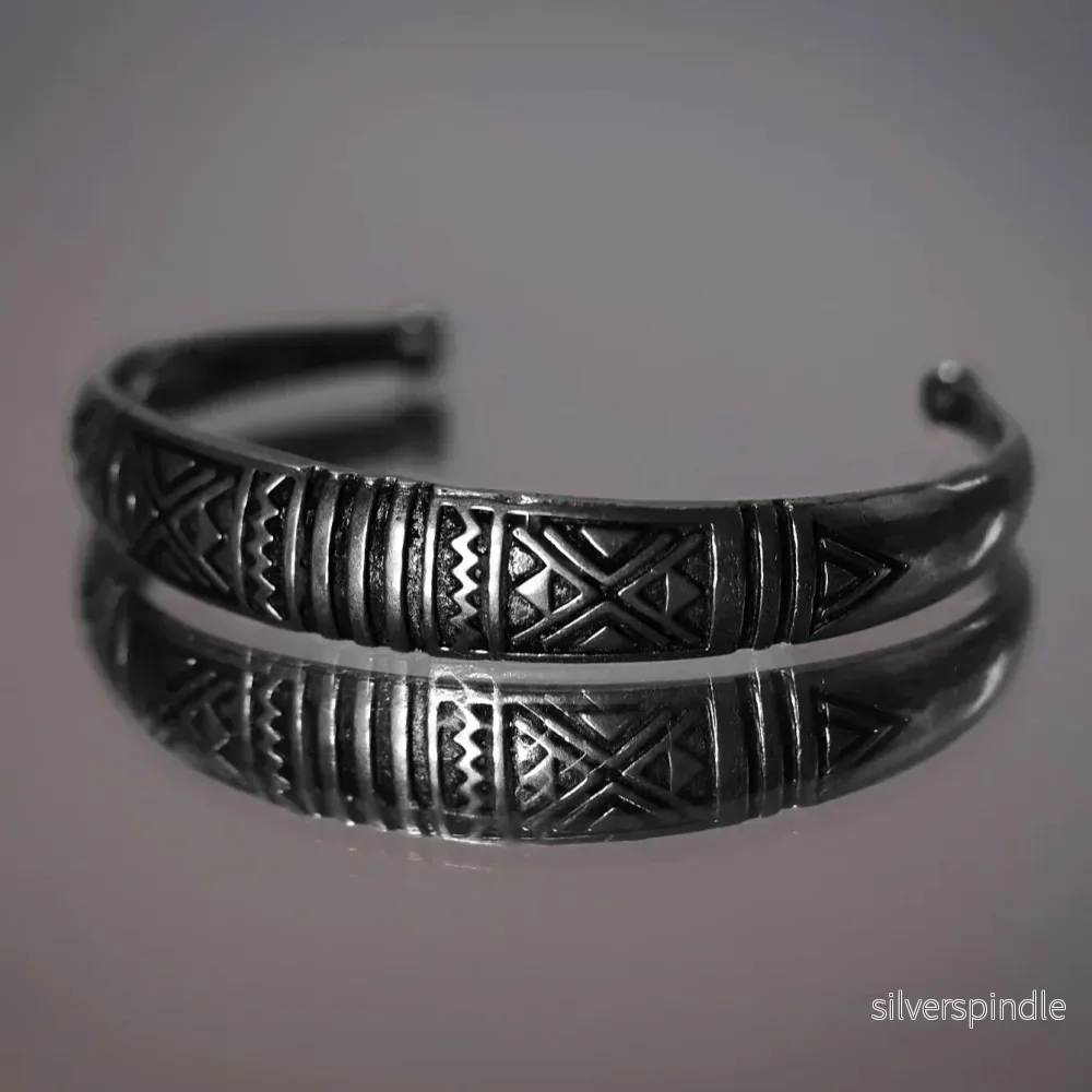 Välvt armband med dekor - Bild 3