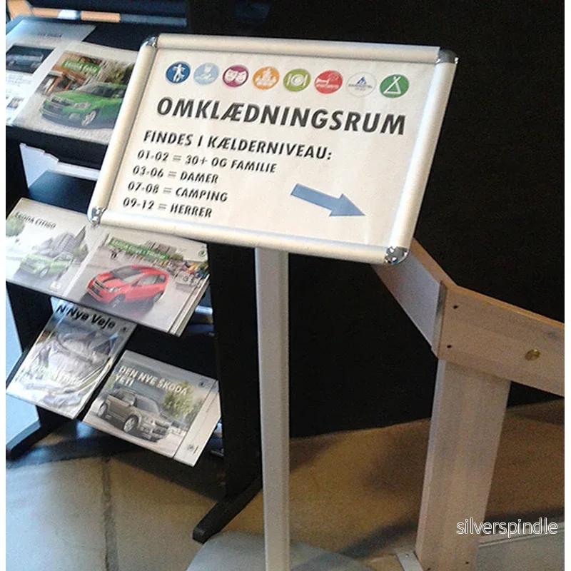 Infoställ med tavla - Bild 3