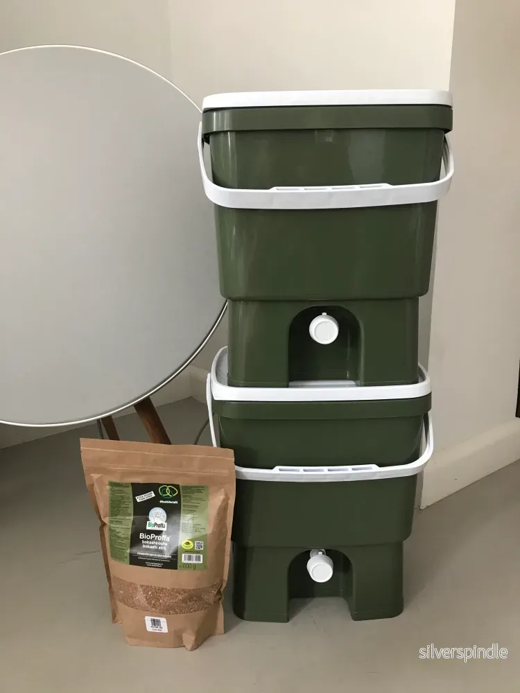 BioProffa Bokashi Keittiökompostori, Oliivinvihreä, tuplapakkaus (2kpl), sisältää Bokashirouheen) BioProffa Bokashi Keittiökompostori, Oliivinvihreä, tuplapakkaus (2kpl), sisältää Bokashirouheen)