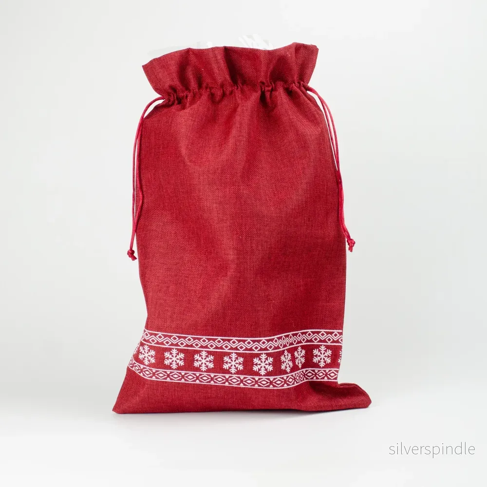 Julsäck – Röd med Snöflingebård | 25×40 cm | Julsäck – Röd med Snöflingebård | 25×40 cm |