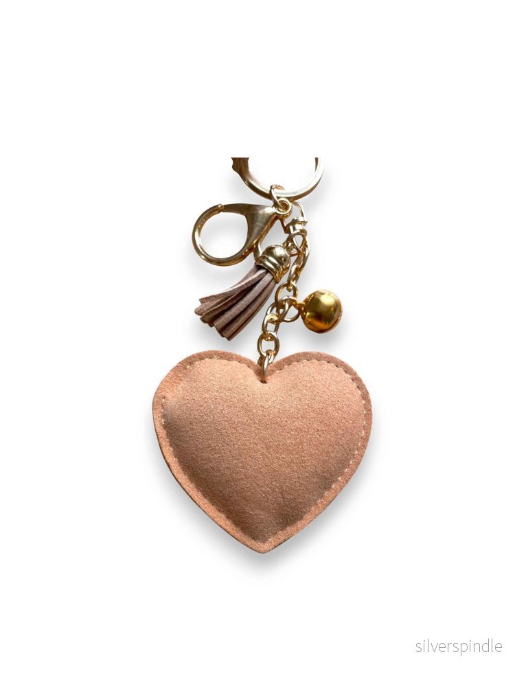 HEART-SHAPED BAG DECORATION WITH FLUFFY POMPON - Bild 3