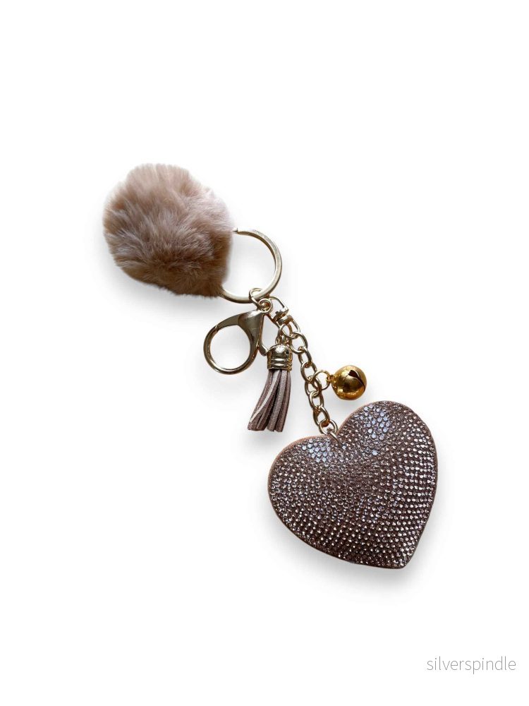 HEART-SHAPED BAG DECORATION WITH FLUFFY POMPON HEART-SHAPED BAG DECORATION WITH FLUFFY POMPON