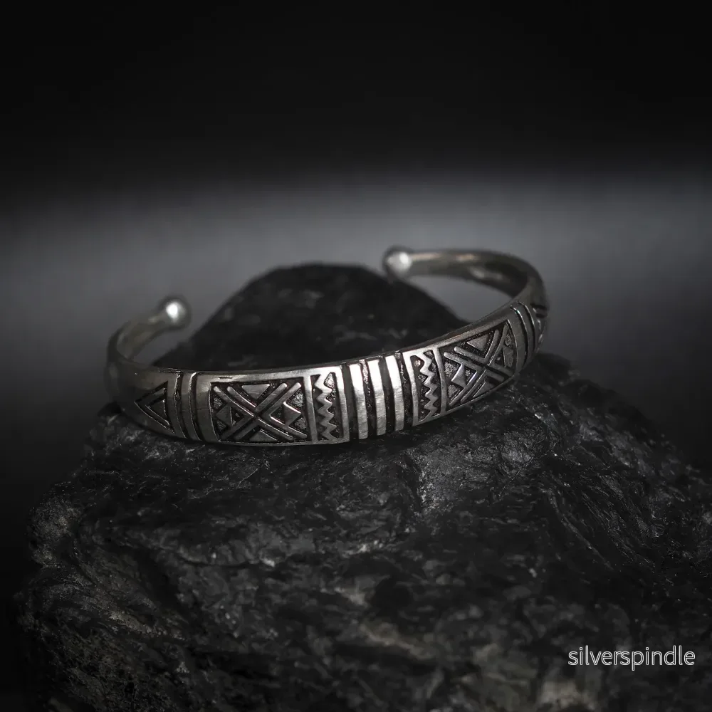 Välvt armband med dekor Välvt armband med dekor