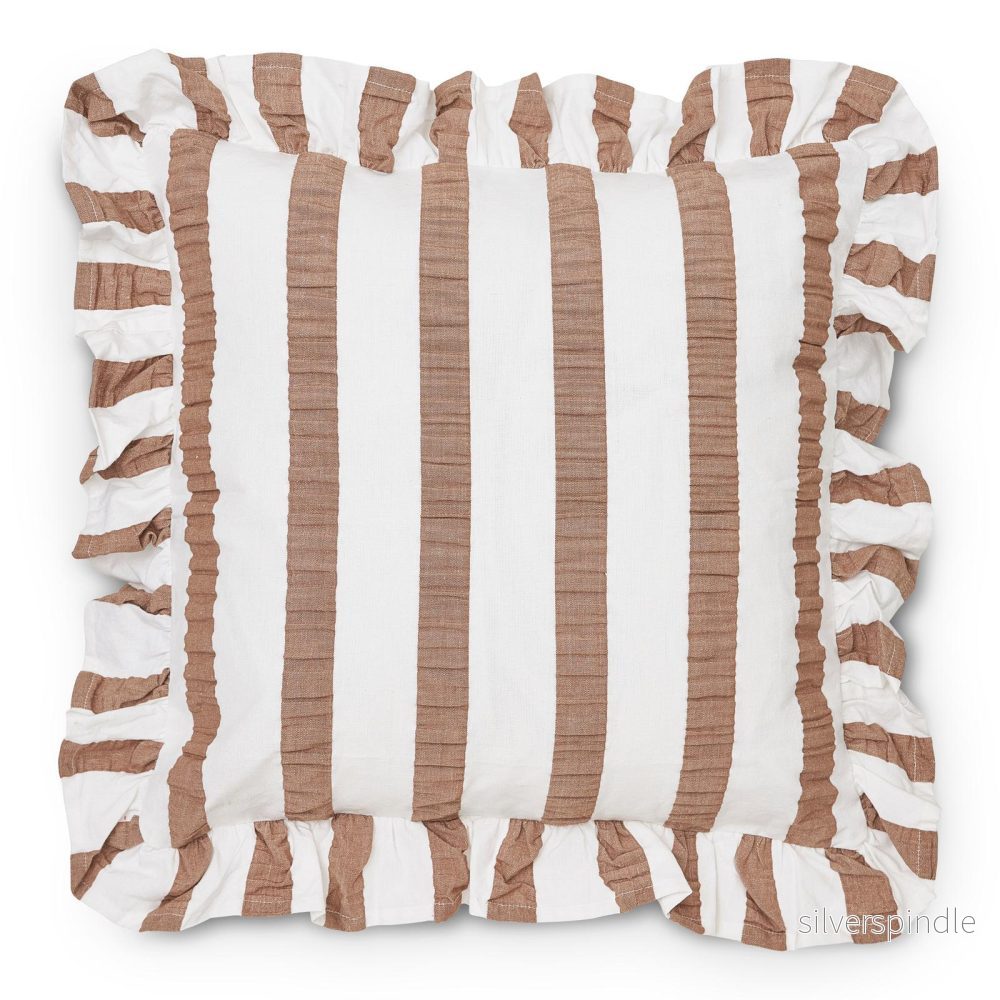 Alina brun/vit kuddfodral med volanger 45x45cm