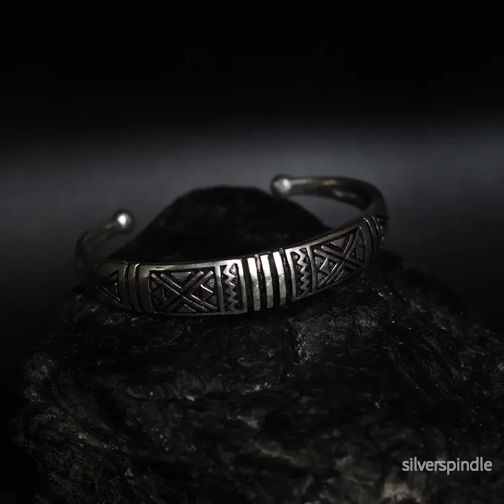 Välvt armband med dekor - Bild 2