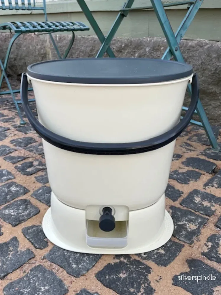 Bokashi Keittiökompostori Essential + 1kg bokashirouhe, Vanilja, 15 litraa+ 1 kg rouhe Bokashi Keittiökompostori Essential + 1kg bokashirouhe, Vanilja, 15 litraa+ 1 kg rouhe