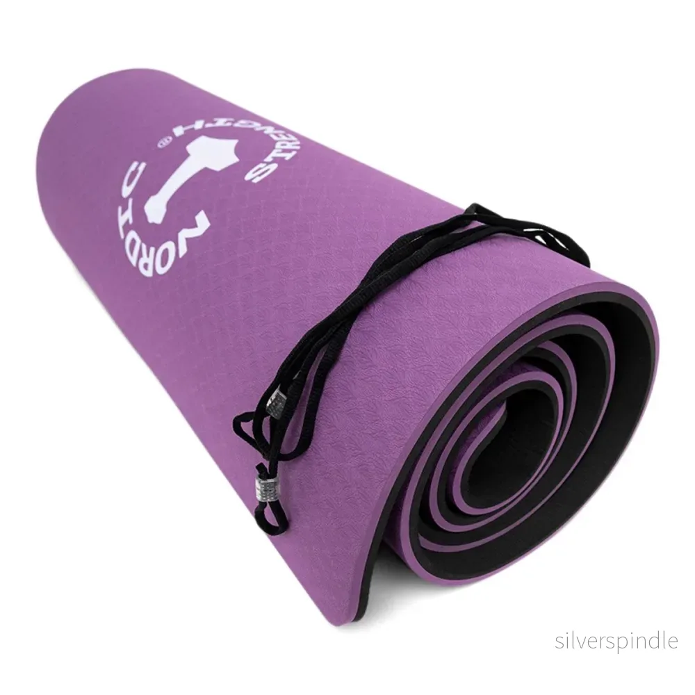 Yogamatta 10 mm (Svart / Lila + bärrem) – Nordic Strength Yogamatta 10 mm (Svart / Lila + bärrem) – Nordic Strength