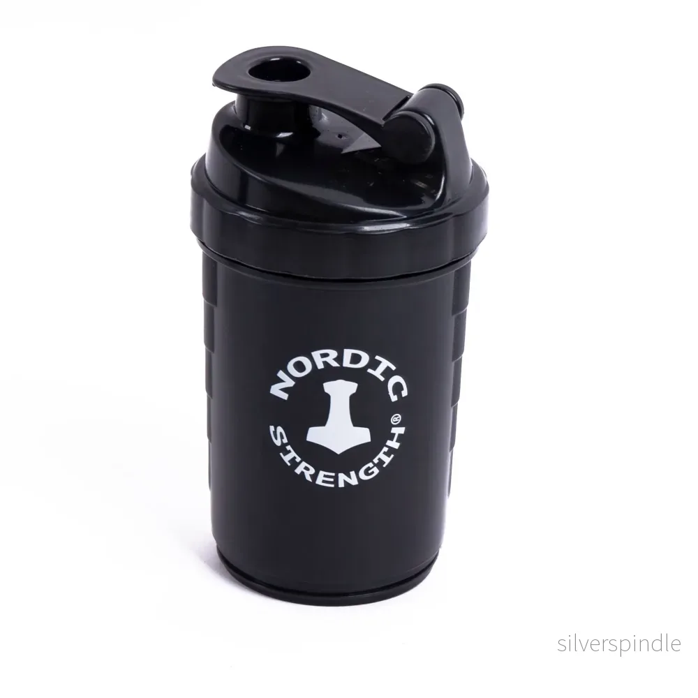 Shaker för proteinpulver (Nordic strength) – Svart 600 ml.