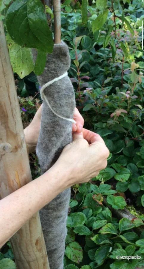 Lampaanvillainen rungonsuoja - väriä, ei muovia, puutarhaan - Bild 3