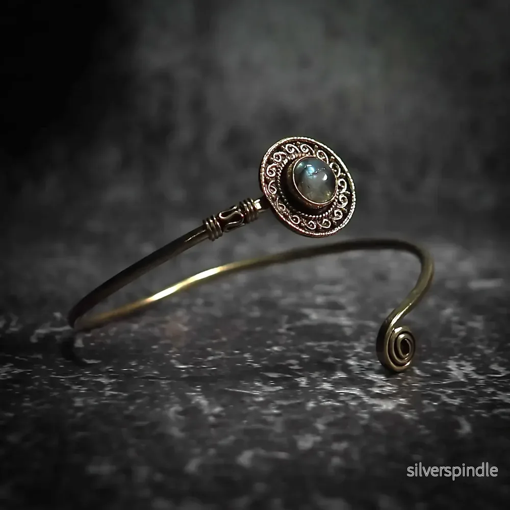 Armband Sköld, med halvädelsten